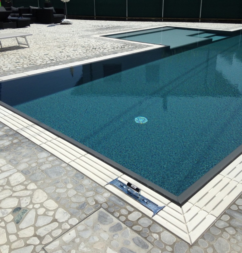 Pavimento piscina a sfioro in palladiana marmo Bianco Carrara, Bardiglio e Verde Alpi