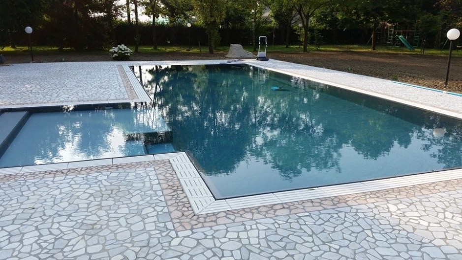 Pavimento piscina in palladiana di marmo Bianco Carrara e Rosa Perlino