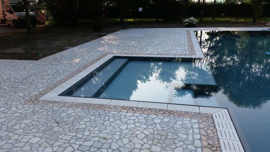 Pavimento piscina in palladiana marmo Bianco Carrara e Rosa Perlino