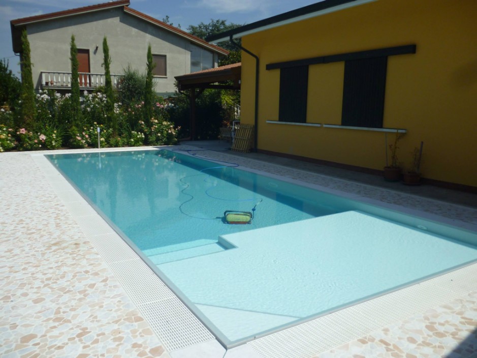 Pavimento piscina in palladiana di marmo Bianco Carrara e Rosa Perlino