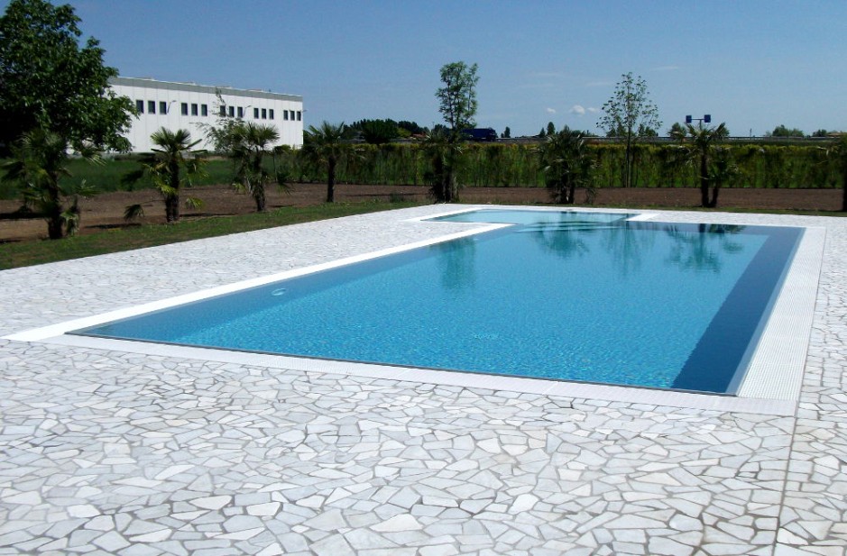 Pavimento piscina a sfioro in palladiana bianco carrara
