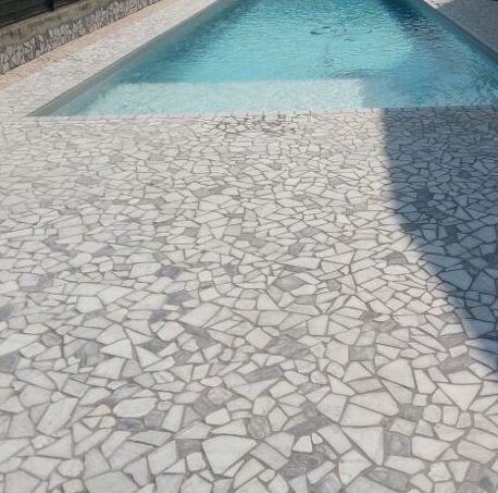 Pavimento piscina in palladiana marmo bardiglio e bianco carrara