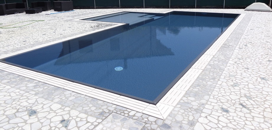 Pavimento piscina a sfioro in palladiana di marmo Bianco Carrara, Bardiglio e Verde Alpi