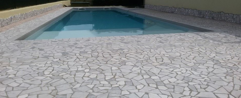  Pavimento piscina a sfioro in palladiana di marmo Bianco Carrara e Bardiglio 