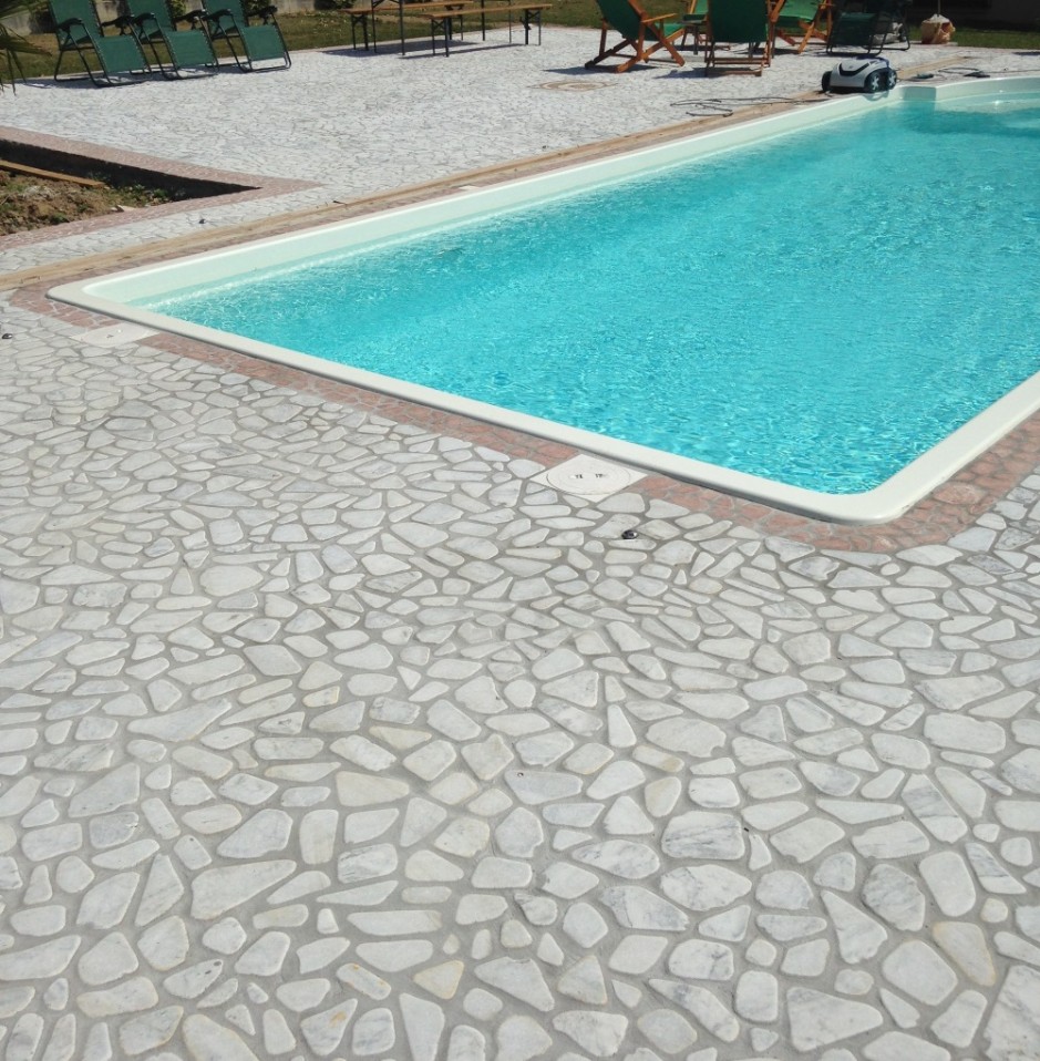 Pavimento piscina in palladiana di marmo in Bianco Carrara e Rosso Verona