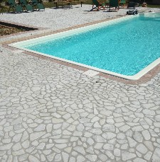 pavimento in palladiana marmo per piscina rosso verona e bianco carrara
