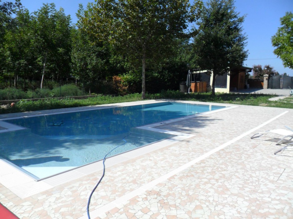Pavimento piscina in palladiana marmo Botticino e Rosa Perlino