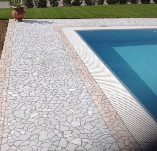 Pavimento piscina in palladiana marmo bianco carrara e rosa perlino