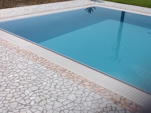 Pavimento piscina a sfioro in palladiana marmo bianco carrara e rosa perlino
