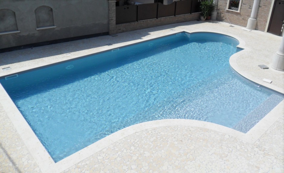 Pavimento piscina in palladiana marmo travertino
